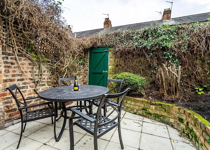 7 St John\'S Crescent